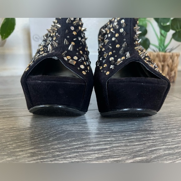 Speed limit 98 Edgy Stud & Spike Black Wedge Peep Toe Platform Mules. Size 6.5 - Picture 7 of 11